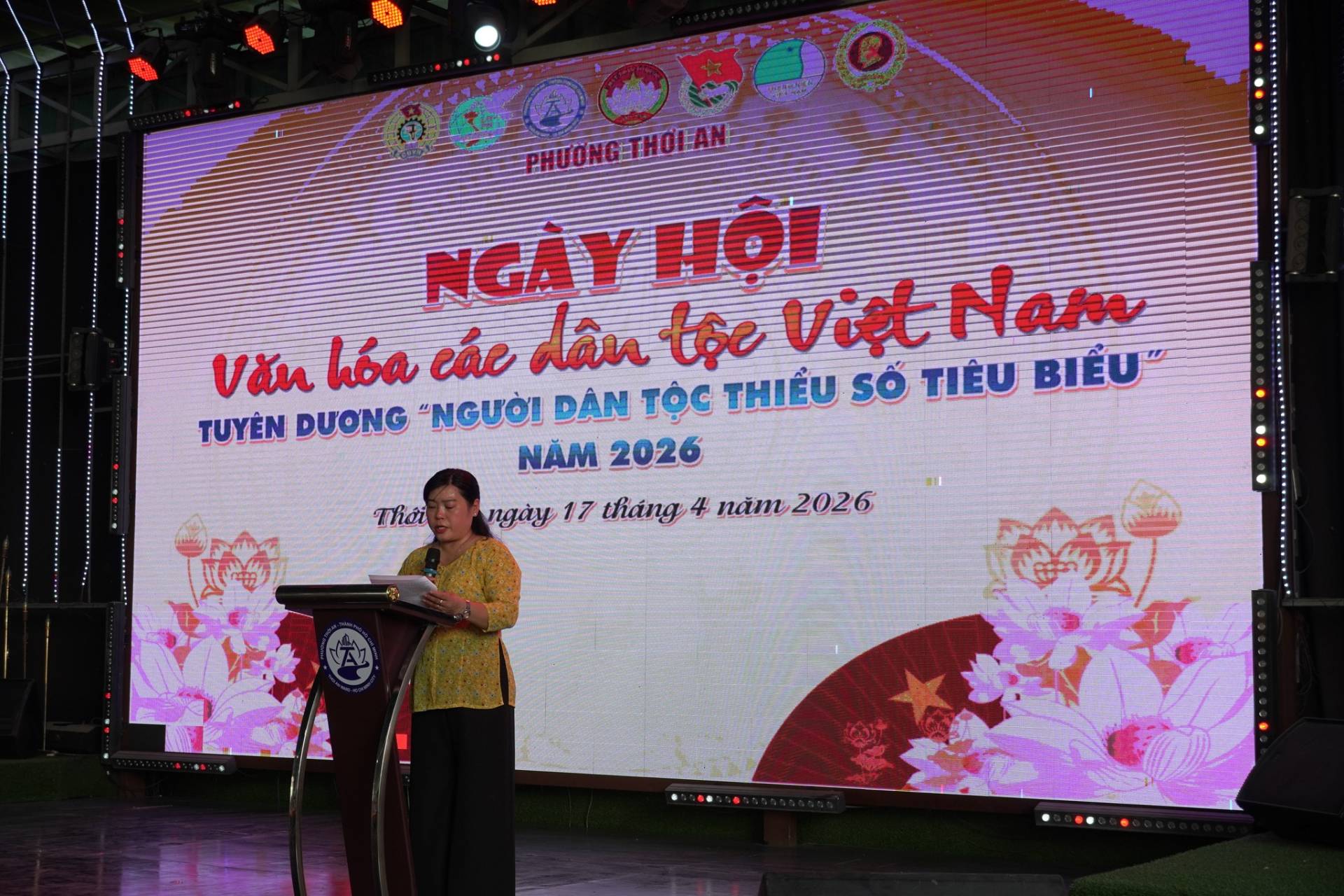 C&oacute; thể l&agrave; h&igrave;nh ảnh về c&aacute;i bục v&agrave; văn bản cho biết '0 HITONG-THOLANE NG&Agrave;YHỌI Văn h&oacute;a c&aacute;c d&acirc;n tộe Việt Nam N DƯƠNG "NGƯỜI D&Acirc;N TỘC THIẾU SỐ TI&Ecirc;U BIẾU" NĂM 2026 ng&agrave;y 17 th&aacute;ng 4 năm 2026 Thổi'