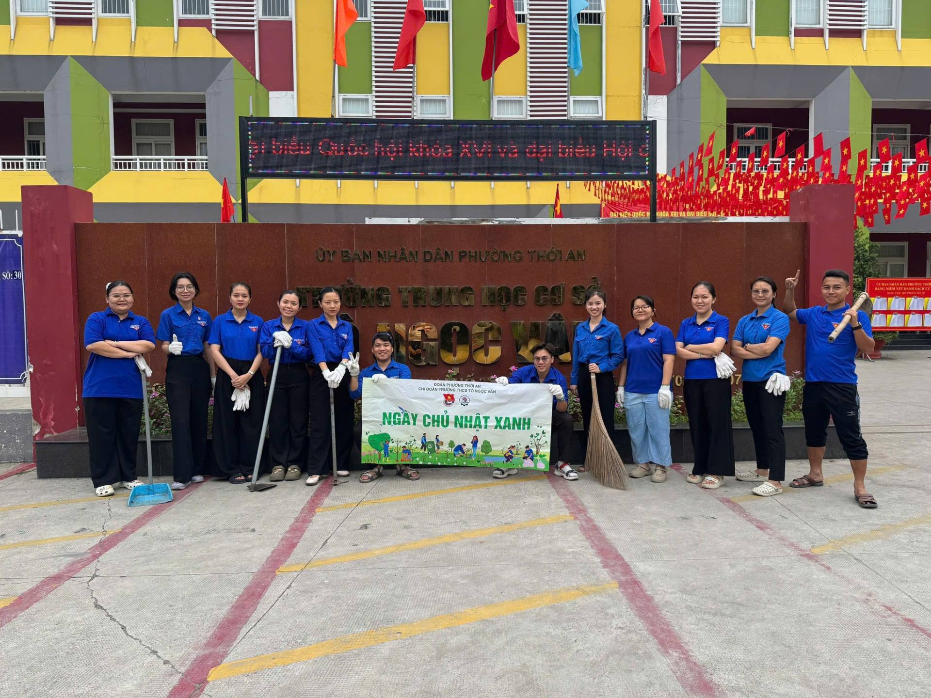 C&oacute; thể l&agrave; h&igrave;nh ảnh về một hoặc nhiều người, k&egrave;n clarinet v&agrave; văn bản