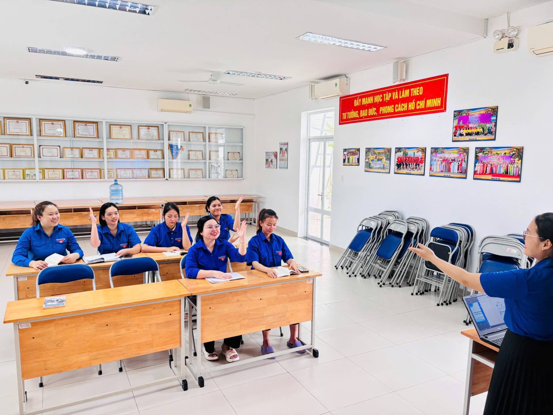 C&oacute; thể l&agrave; h&igrave;nh ảnh về một hoặc nhiều người, mọi người đang học, đồ chơi trẻ em v&agrave; văn bản