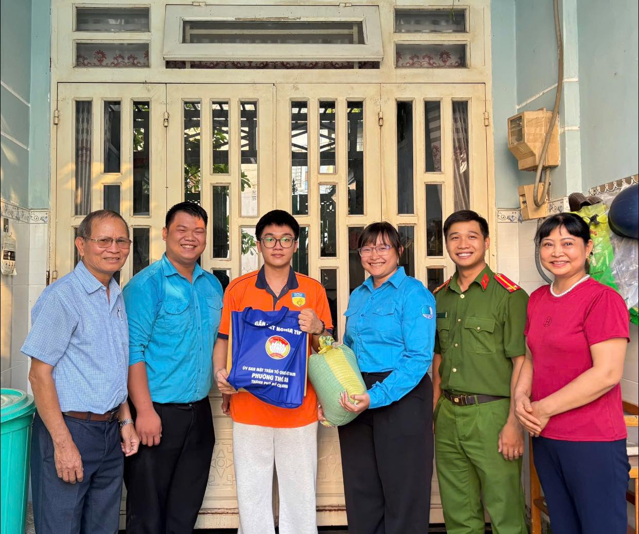 C&oacute; thể l&agrave; h&igrave;nh ảnh về một hoặc nhiều người v&agrave; văn bản