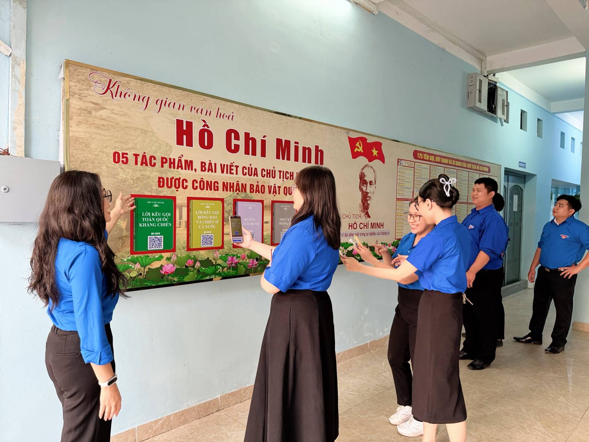 C&oacute; thể l&agrave; h&igrave;nh ảnh về văn bản cho biết 'Kh&ocirc;ng gian የርስ hori Hồ Ch&iacute; Minh 05 T&Aacute;C PHẨM, B&Agrave;I VIẾT CỦA CHỦ TỊCH ĐƯỢC C&Ocirc;NG NHẬN BẢO VẬTQU 防真版 LONKEE ooe GOI KH&Aacute;NGCHIEN CHa DESE CHUTCN HO H&Ouml;CHMINH MINH ប់ុខកគ្វា'