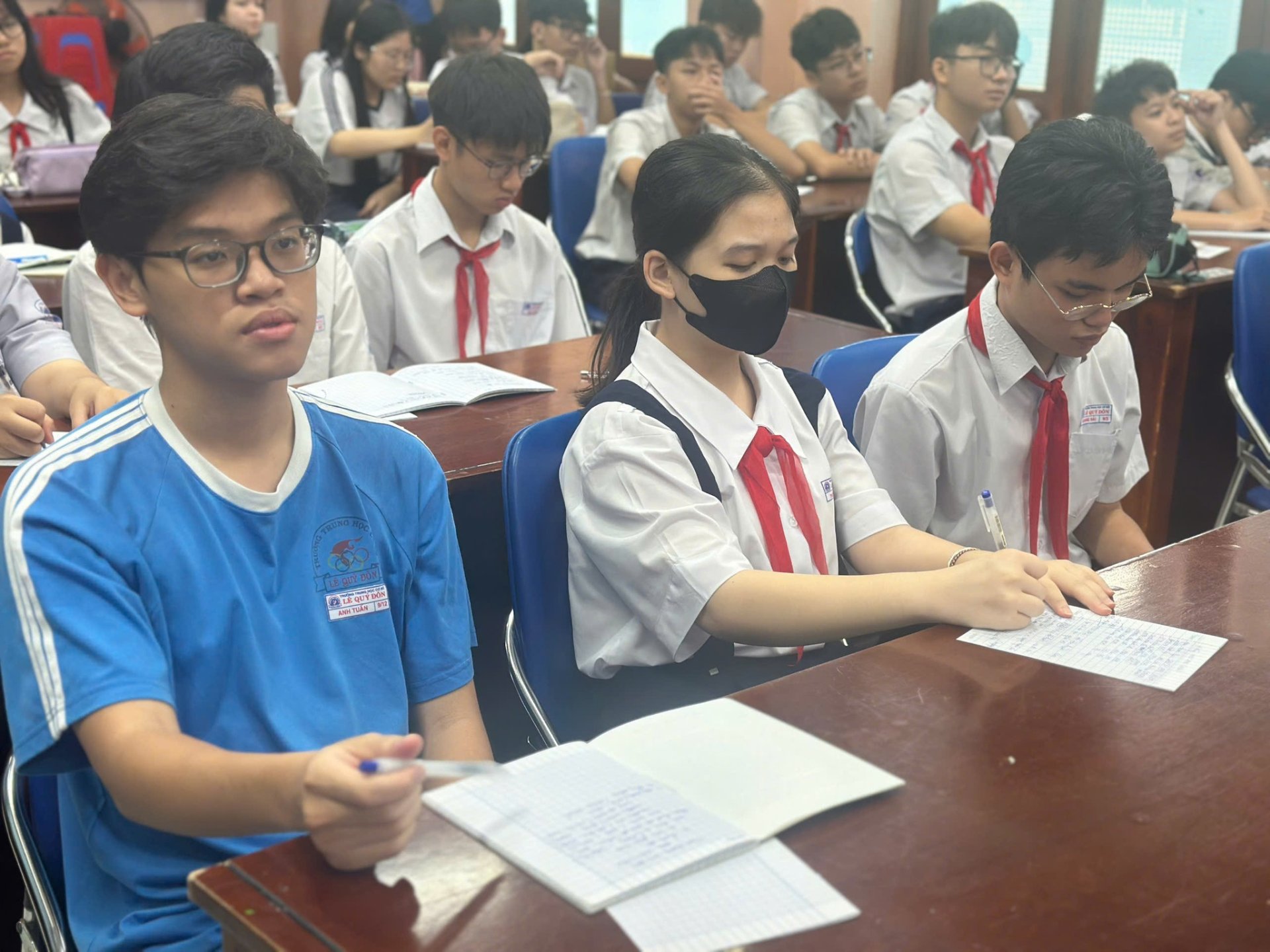 Nữ chiến sỹ luyện tập diễu binh diễu hành dưới nắng nóng gay gắt