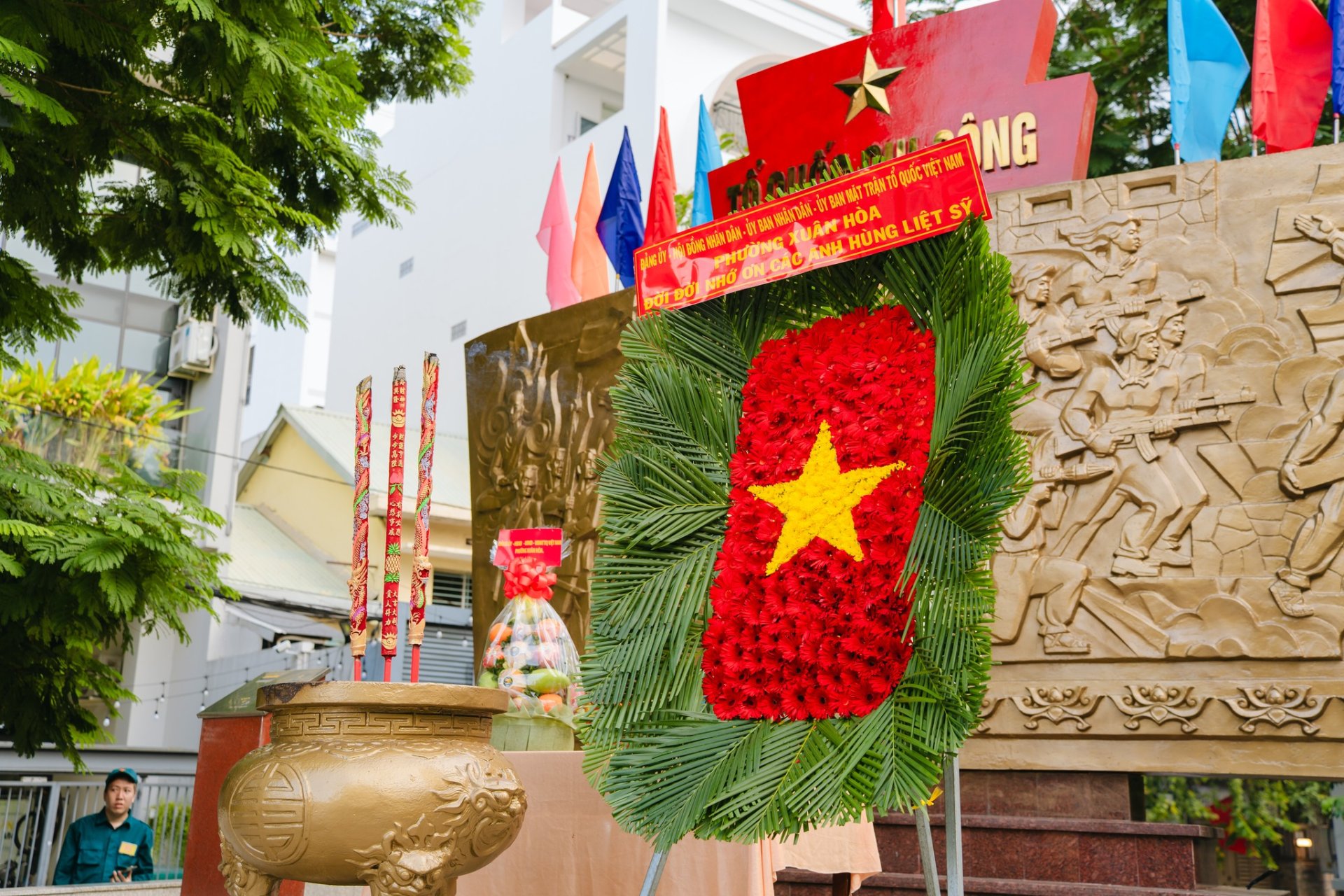 Các khối diễu binh, diễu hành tiến bước trong niềm tự hào và sự chào đớn nồng nhiệt của Nhân dân
