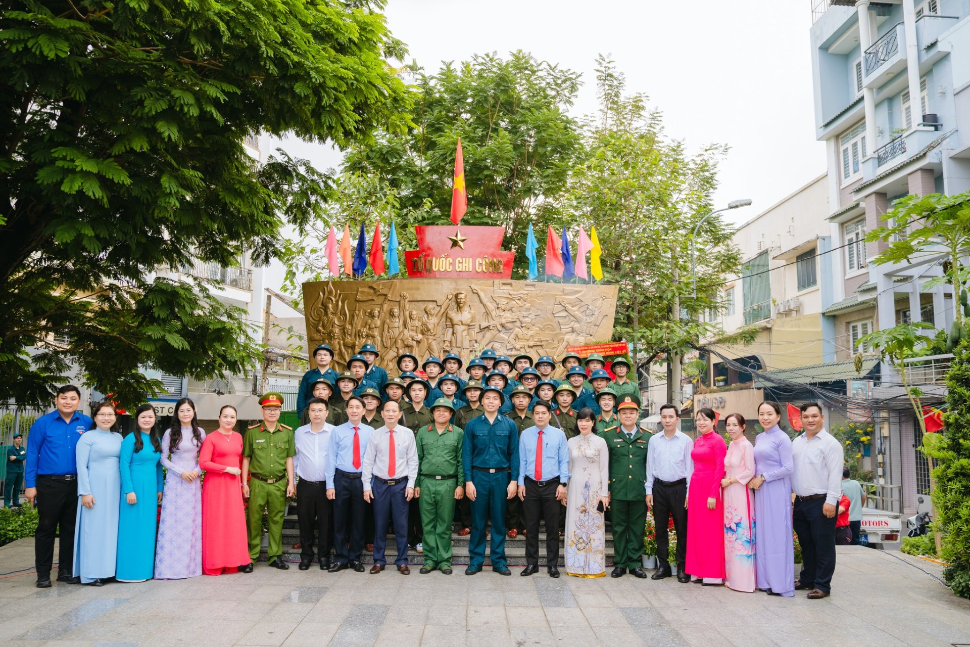 HỘI TRẠI TÒNG QUÂN NĂM 2026: LỄ VIẾNG VÀ DÂNG HƯƠNG TẠI ĐÀI LIỆT SỸ.