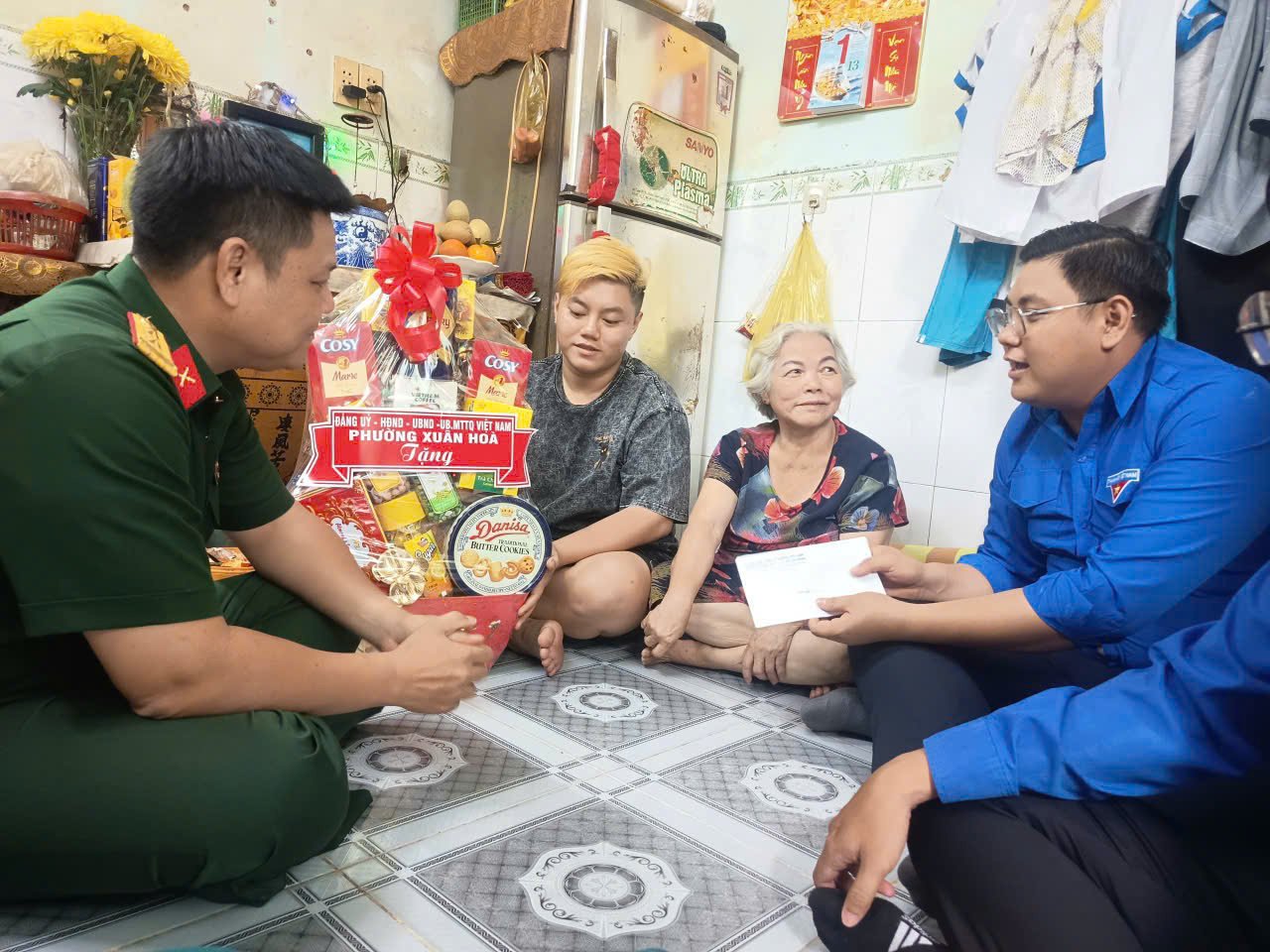 PHƯỜNG XUÂN HÒA THĂM, TẶNG QUÀ GIA ĐÌNH THANH NIÊN NHẬP NGŨ CÓ HOÀN CẢNH KHÓ KHĂN