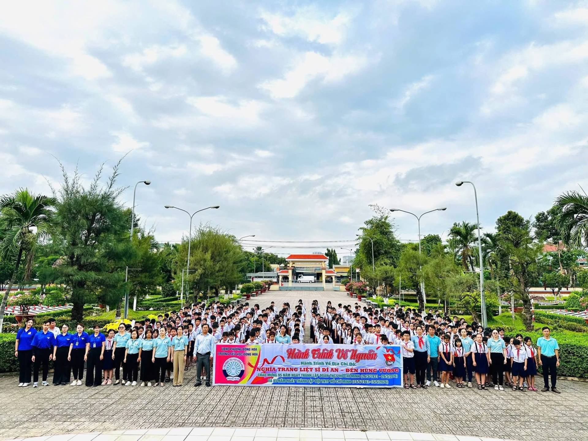 C&oacute; thể l&agrave; h&igrave;nh ảnh về một hoặc nhiều người v&agrave; văn bản