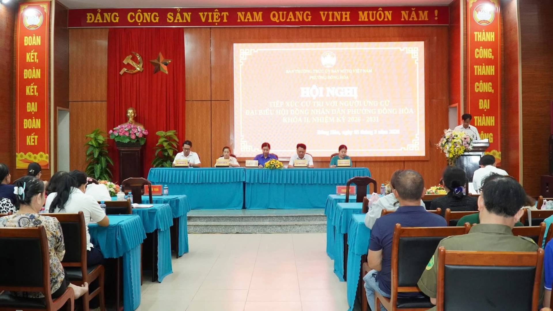 C&oacute; thể l&agrave; h&igrave;nh ảnh về c&aacute;i bục v&agrave; văn bản