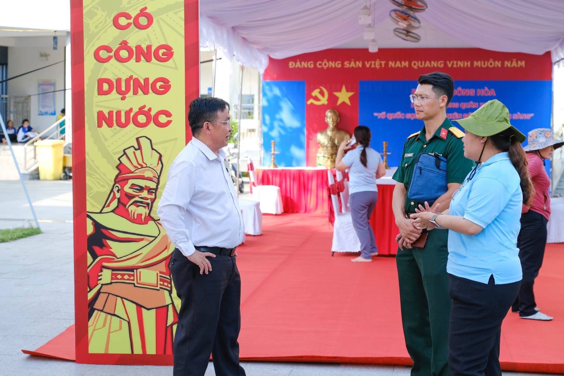 C&oacute; thể l&agrave; h&igrave;nh ảnh về một hoặc nhiều người v&agrave; văn bản