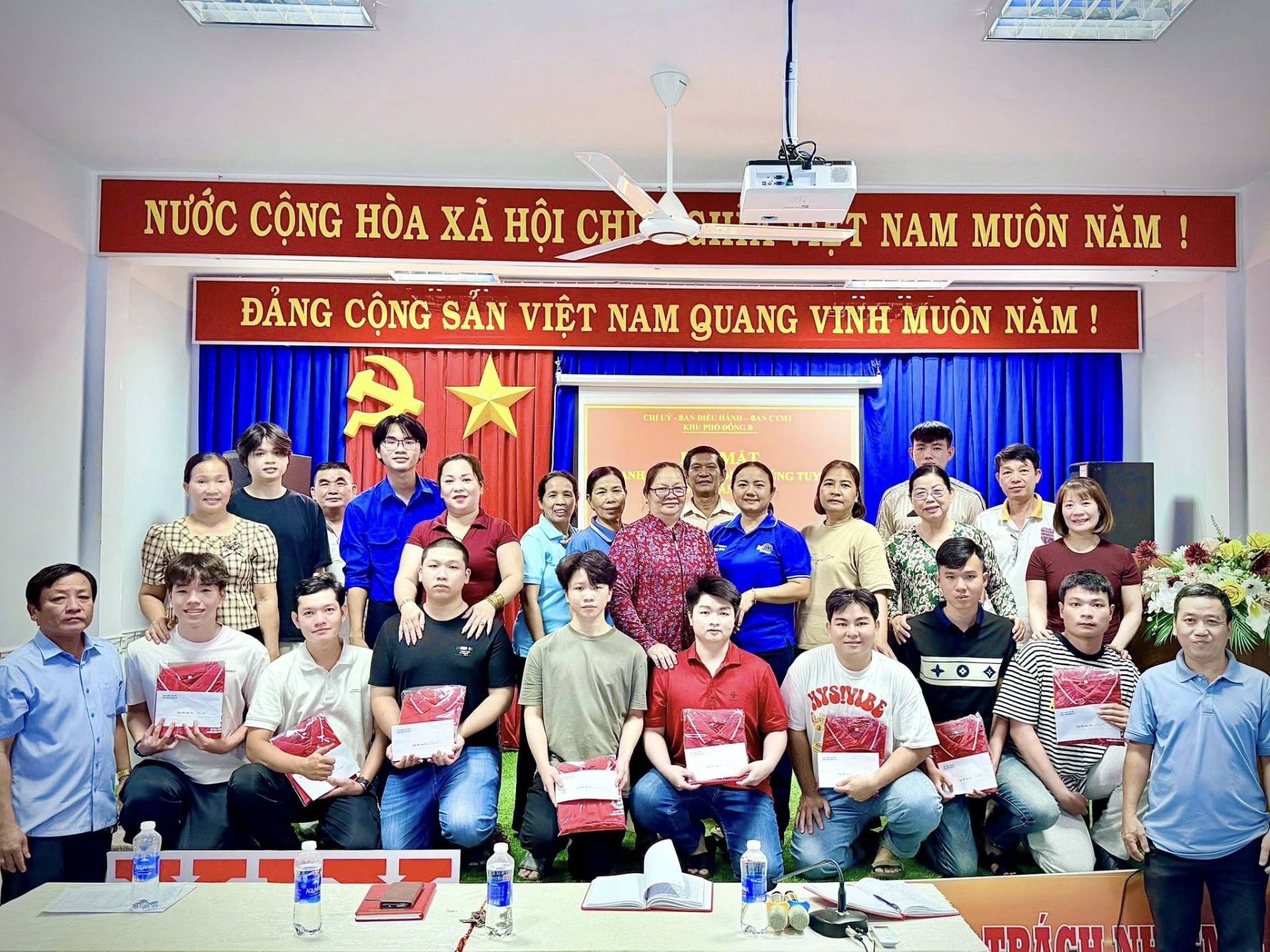 C&oacute; thể l&agrave; h&igrave;nh ảnh về &lrm;một hoặc nhiều người v&agrave; &lrm;văn bản cho biết '&lrm;NƯỚC C&Ocirc;NG H&Ograve;A X&Atilde; HỘI CH NAM MU&Ocirc;N NĂM! ĐẢNG CỘNG S&Aacute;N VIỆT NAM gUANG VINH MU&Ocirc;N NĂM ! พร OM +0 NYSIVLBE בש-ו &pi;&rho;ή&alpha;&tau;&chi;&pi;&lrm;'&lrm;&lrm;