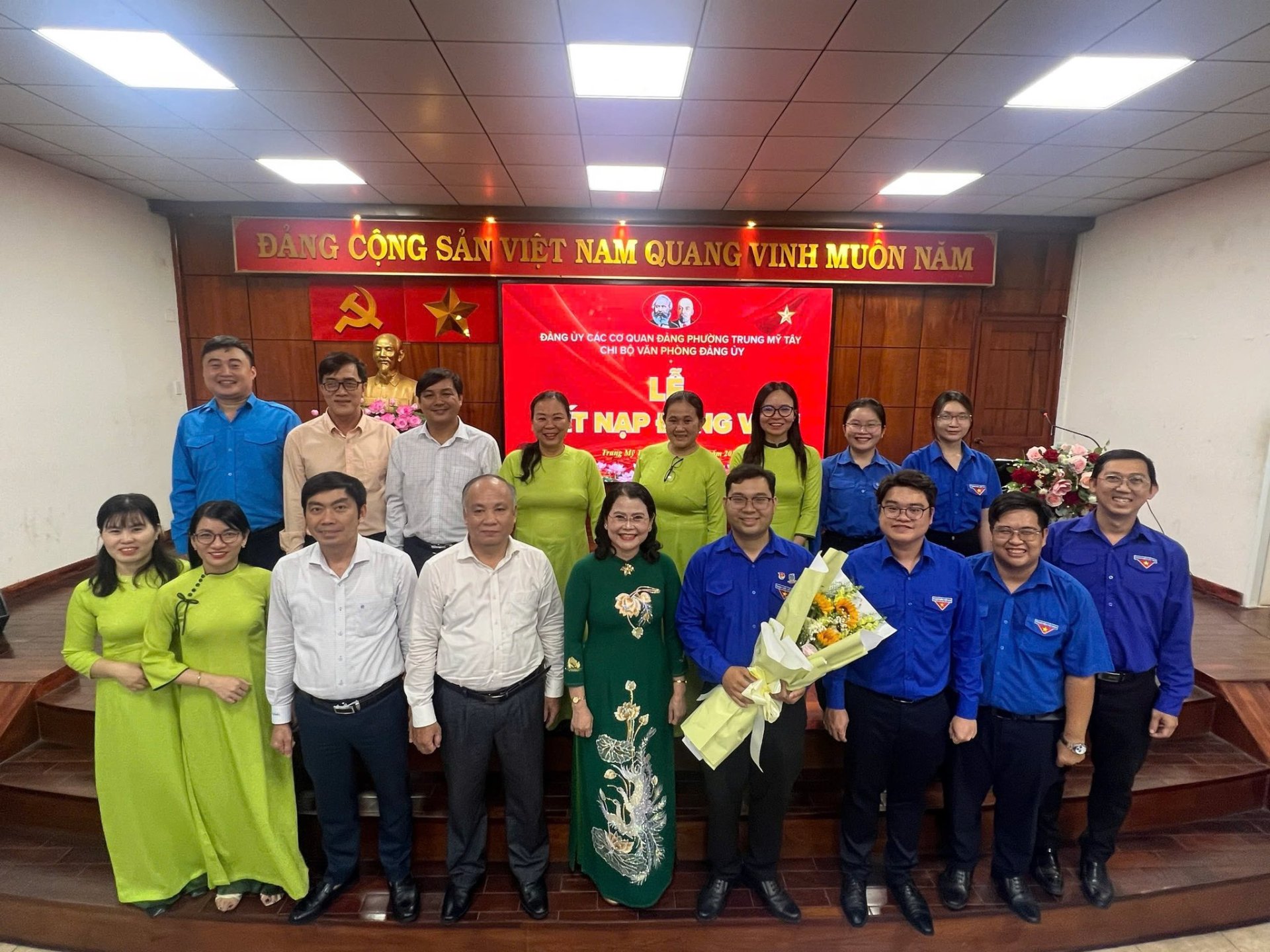 LỄ KẾT NẠP ĐẢNG VIÊN TỪ NGUỒN ĐOÀN VIÊN ƯU TÚ