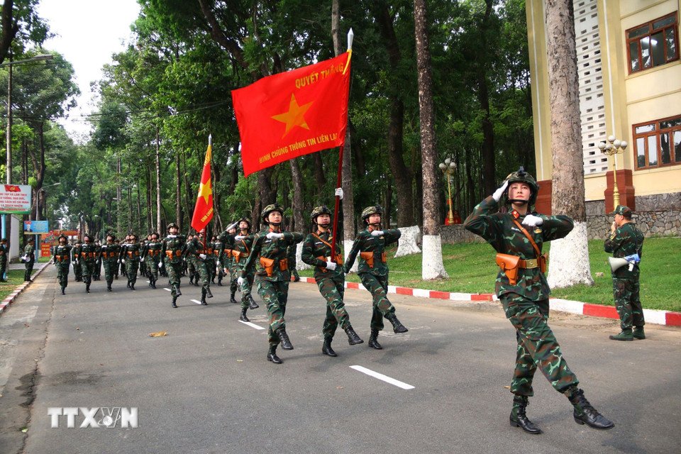 Nữ chiến sỹ luyện tập diễu binh diễu hành dưới nắng nóng gay gắt