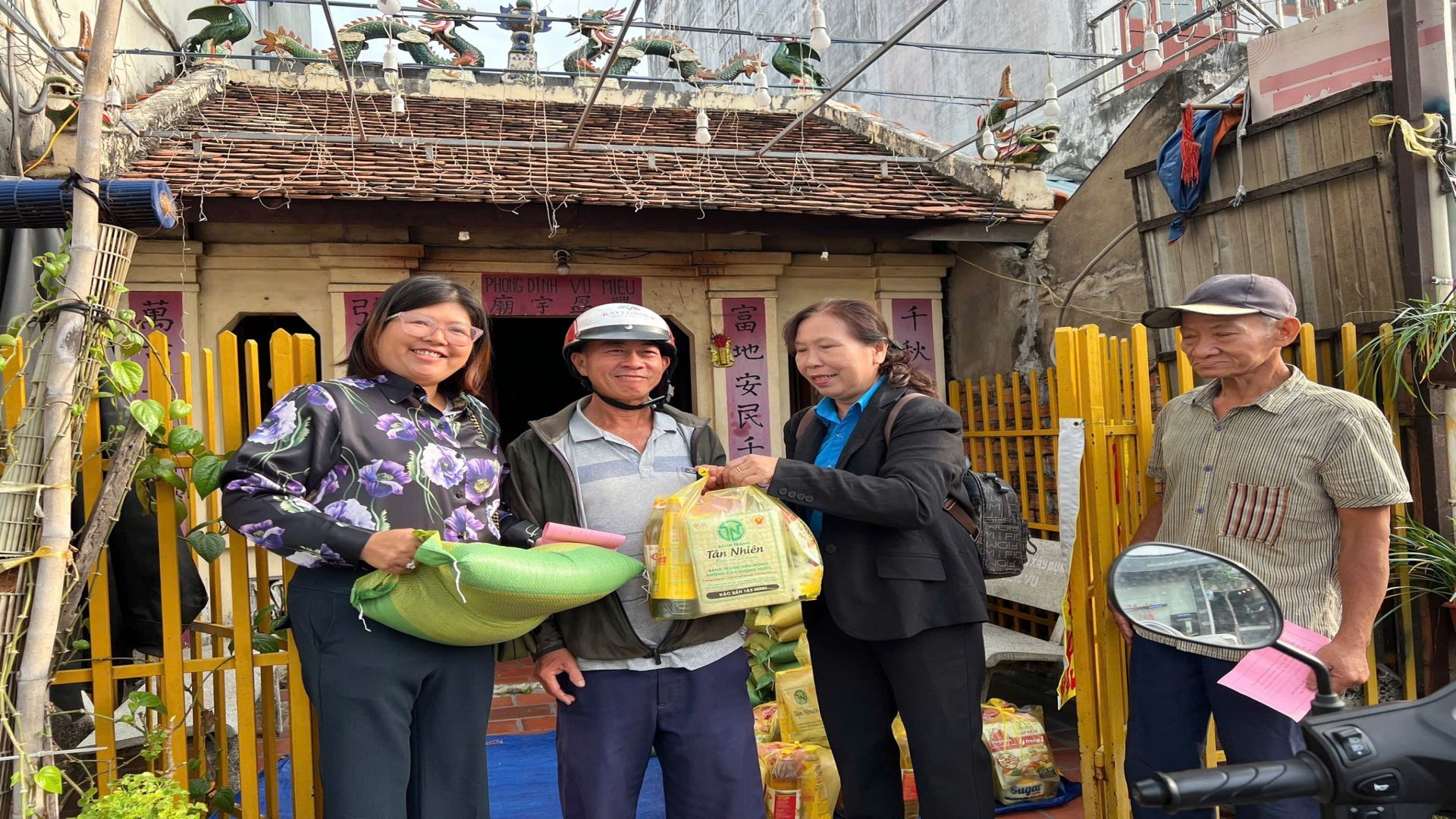 Hội Người cao tuổi phường trao quà cho hội viên neo đơn, bệnh tật