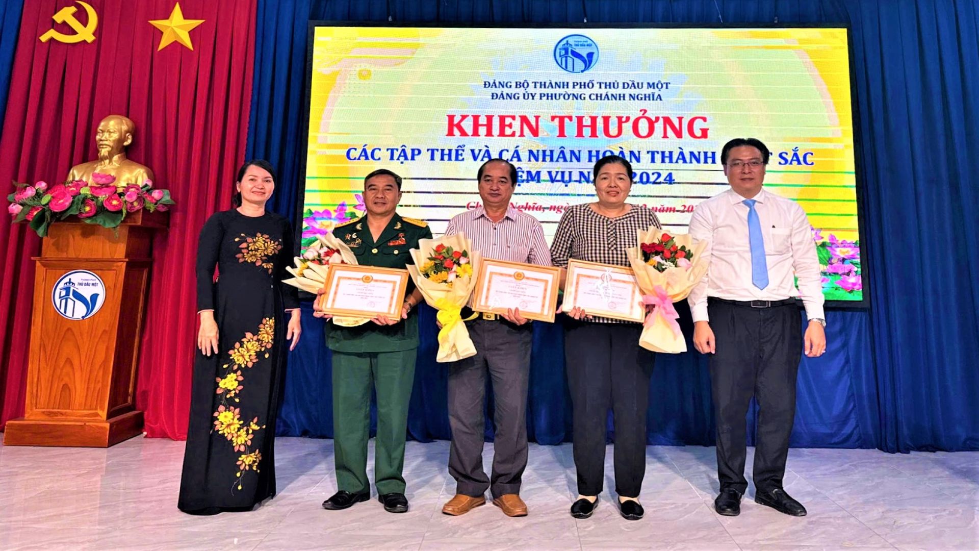 Tổ chức  Lễ trao Huy hiệu Đảng và Hội nghị Tổng kết công tác Đảng Bộ năm 2024