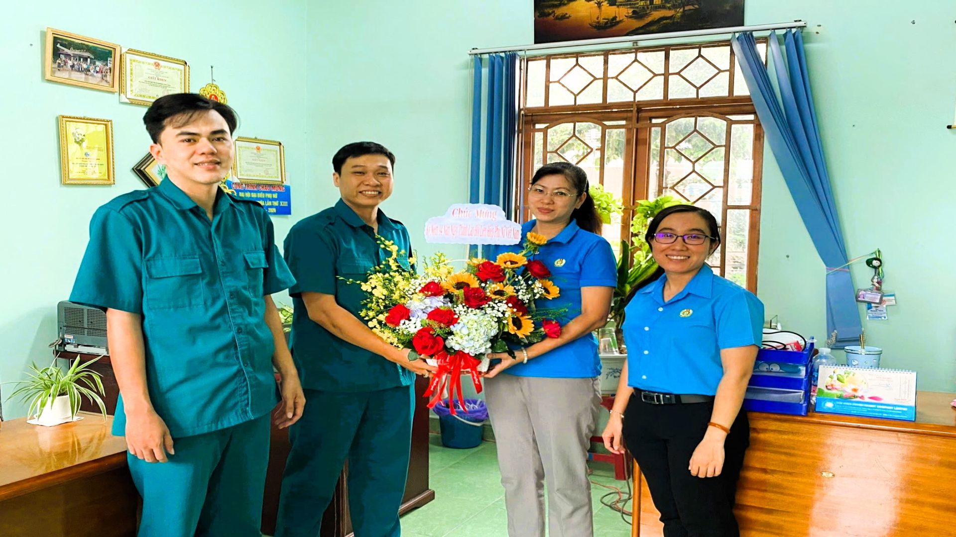 Ban CHQS phường chúc mừng Ngày thành lập Hội liên hiệp phụ nữ Việt Nam