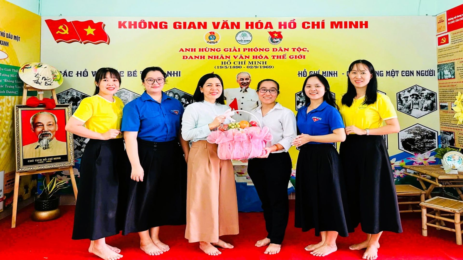 Hội Liên hiệp phụ nữ và Đoàn thanh niên phường chúc mừng Ngày nhà giáo Việt Nam 20/11