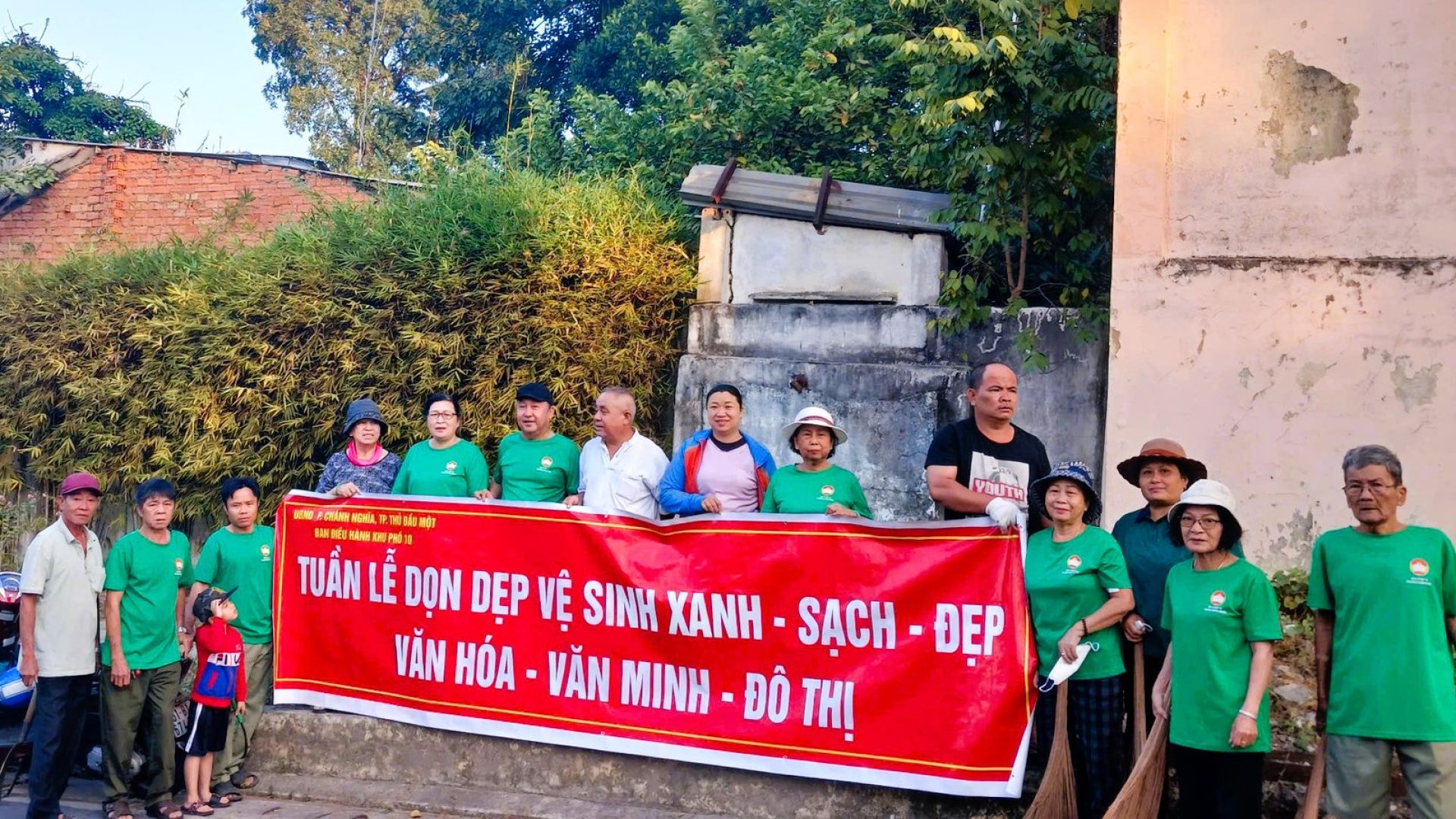 Ra quân vệ sinh môi trường chào mừng Đại hội Đại biểu Đảng bộ phường Chánh Nghĩa lần thứ XI, nhiệm kỳ 2025 – 2030 và chào mừng Tết Nguyên Đán Ất Tỵ năm 2025.