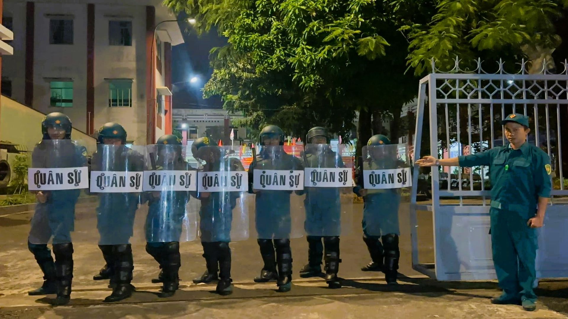 Ban Chỉ huy quân sự phường luyện tập phương án bảo vệ trụ sở UBND phường và tổ bộ binh bắn mục tiêu bay thấp