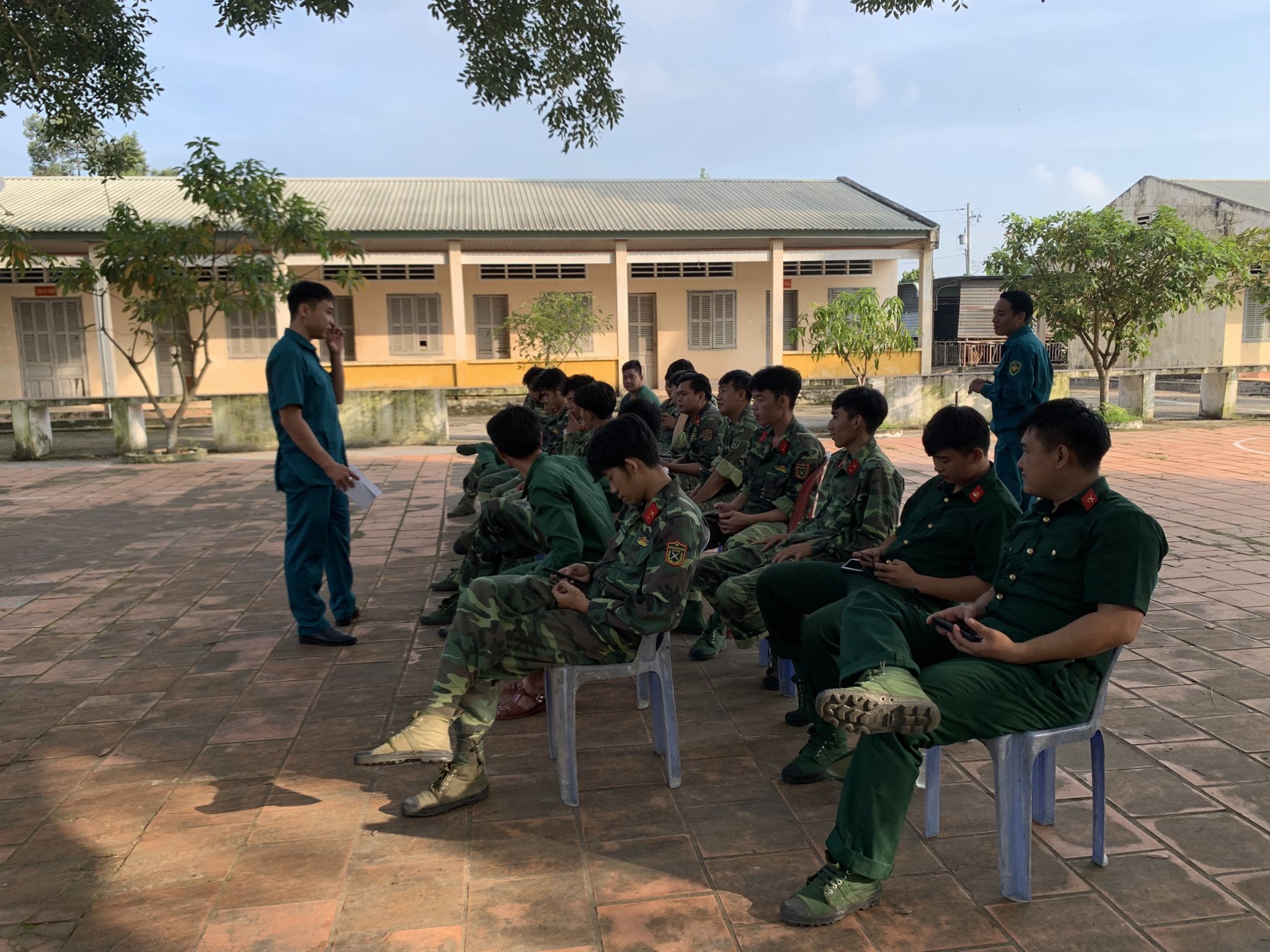 Thăm hỏi tặng quà quân nhân dự bị