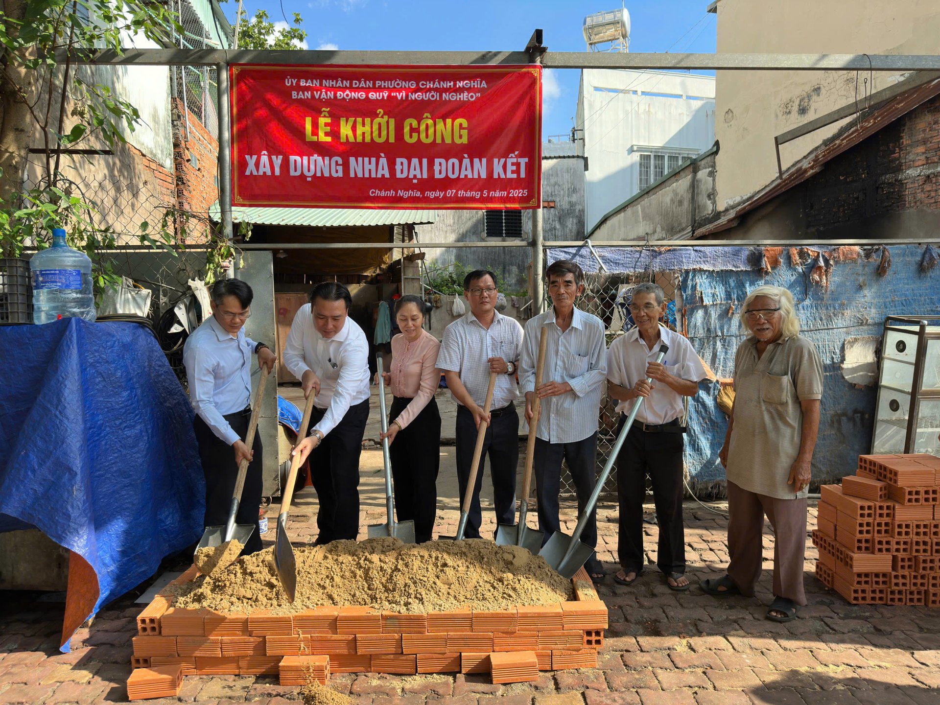 Tổ chức lễ khởi công xây dựng nhà đại đoàn kết cho hộ nghèo tại khu phố 1