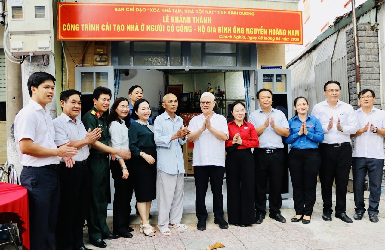 Bí thư Tỉnh ủy Bình Dương thăm tặng quà gia đình chính sách trên địa bàn