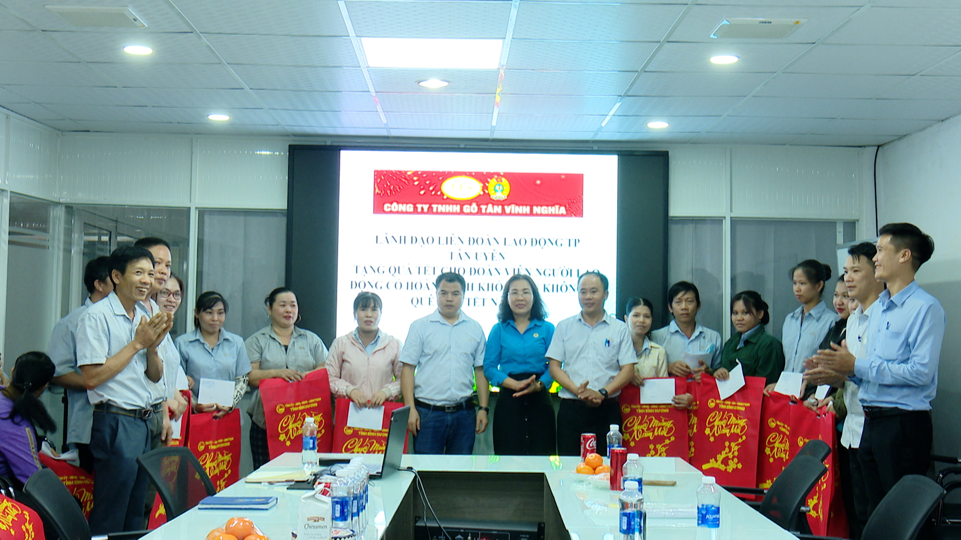 TRAO QUÀ TẾT CỦA NHÀ NƯỚC CHO NGƯỜI LAO ĐỘNG XA QUÊ CÓ HOÀN CẢNH KHÓ KHĂN 2025