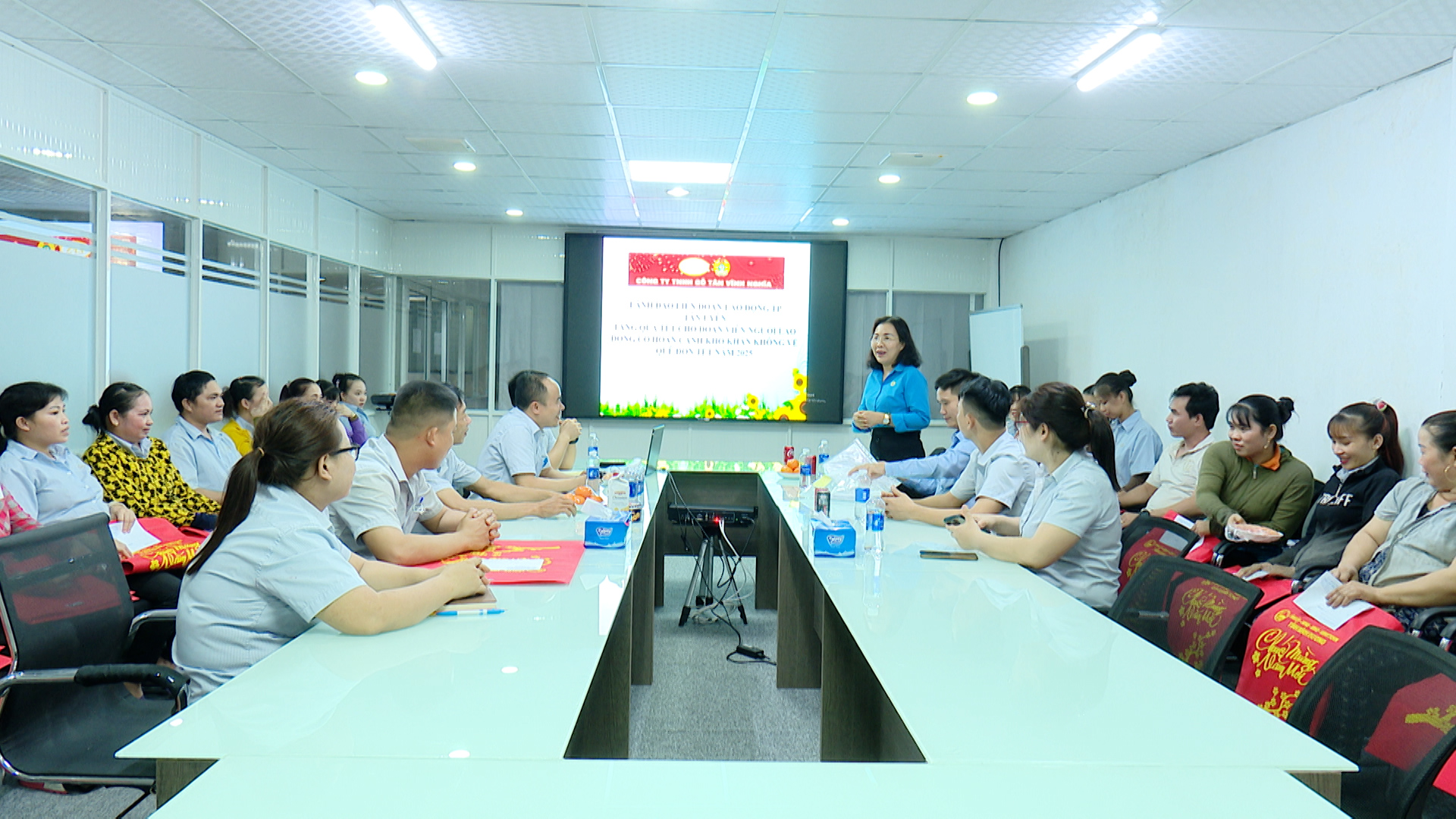 TRAO QUÀ TẾT CỦA NHÀ NƯỚC CHO NGƯỜI LAO ĐỘNG XA QUÊ CÓ HOÀN CẢNH KHÓ KHĂN 2025