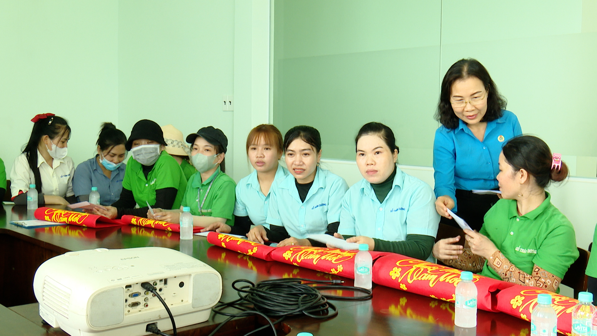 TRAO QUÀ TẾT CỦA NHÀ NƯỚC CHO NGƯỜI LAO ĐỘNG XA QUÊ CÓ HOÀN CẢNH KHÓ KHĂN 2025