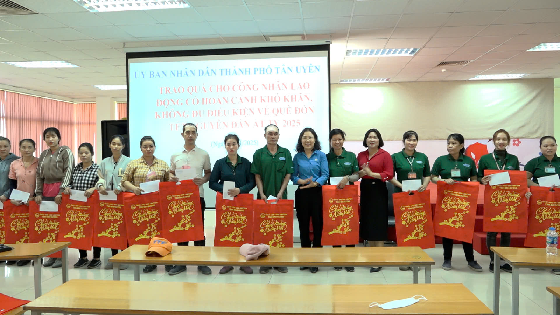 TRAO QUÀ TẾT CỦA NHÀ NƯỚC CHO NGƯỜI LAO ĐỘNG XA QUÊ CÓ HOÀN CẢNH KHÓ KHĂN 2025