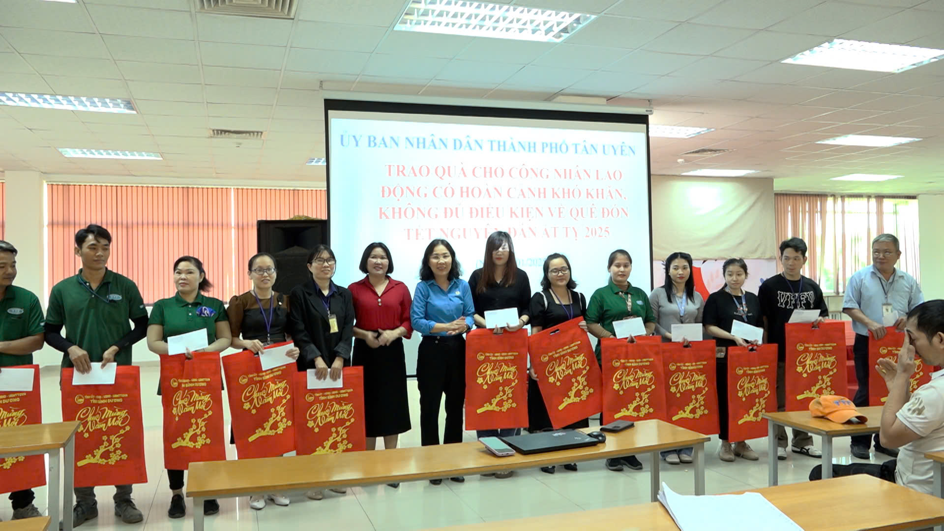 TRAO QUÀ TẾT CỦA NHÀ NƯỚC CHO NGƯỜI LAO ĐỘNG XA QUÊ CÓ HOÀN CẢNH KHÓ KHĂN 2025
