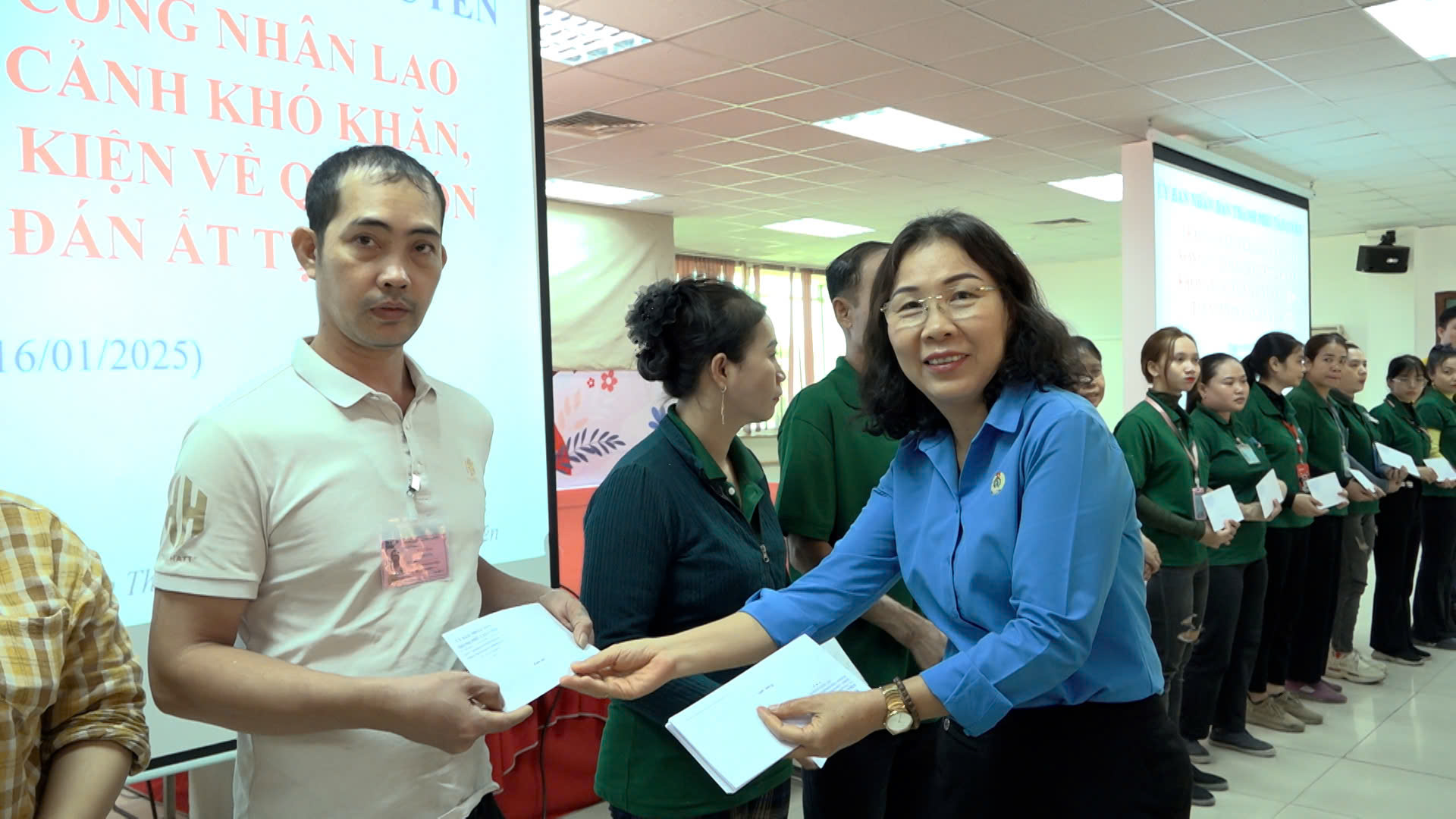 TRAO QUÀ TẾT CỦA NHÀ NƯỚC CHO NGƯỜI LAO ĐỘNG XA QUÊ CÓ HOÀN CẢNH KHÓ KHĂN 2025