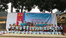 VIAGS mang chương trình “áo ấm cho em” đến Cao Bằng