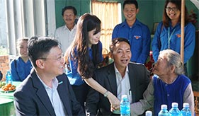 VIAGS về nguồn và tặng quà cho các Mẹ Việt Nam Anh hùng