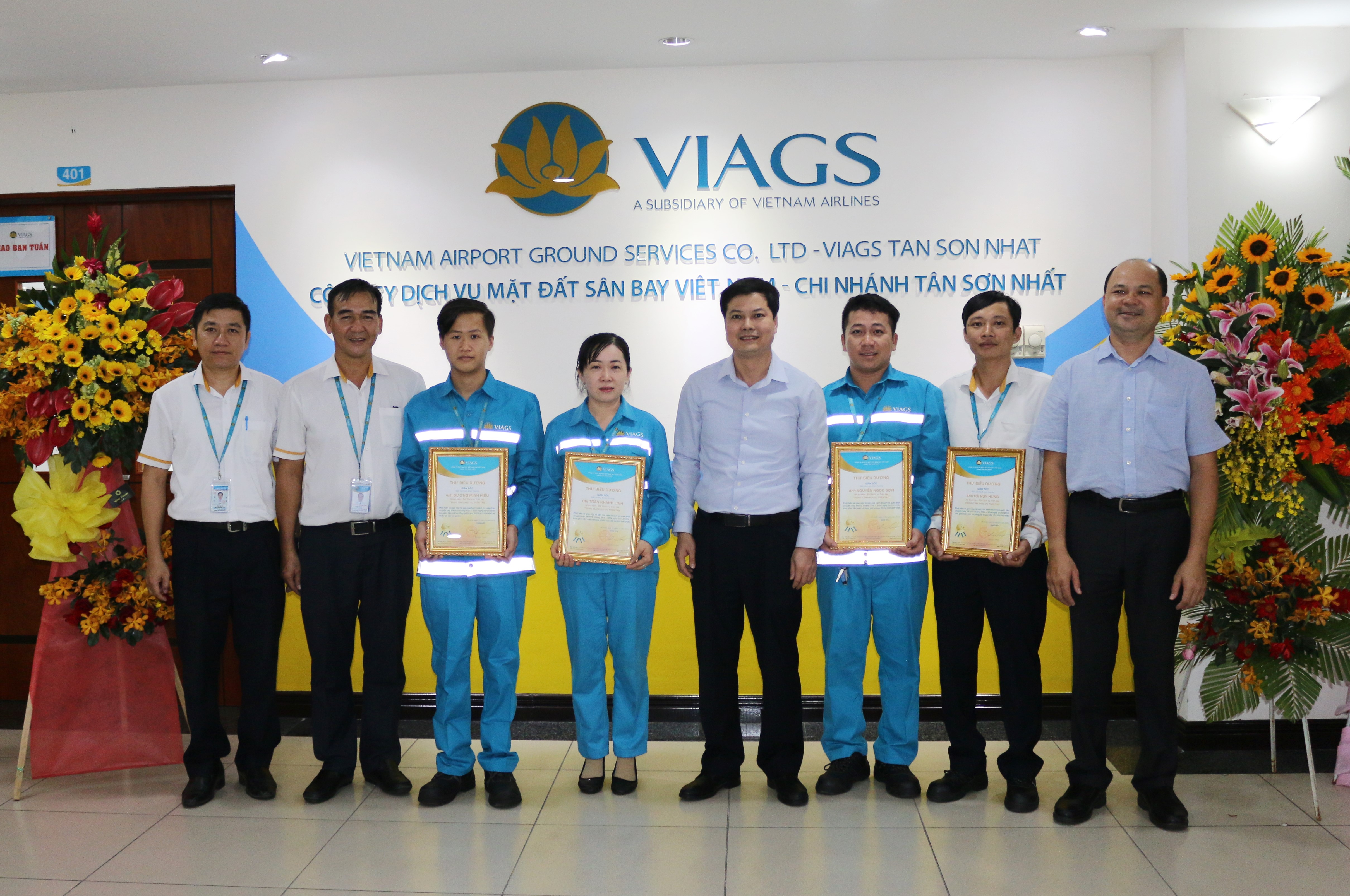 CÁN BỘ NHÂN VIÊN VIAGS TÂN SƠN NHẤT TRẢ LẠI GẦN 400 TRIỆU ĐỒNG TÀI SẢN KHÁCH BỎ QUÊN TRÊN CHUYẾN BAY TRONG NHỮNG NGÀY ĐẦU NĂM 2019