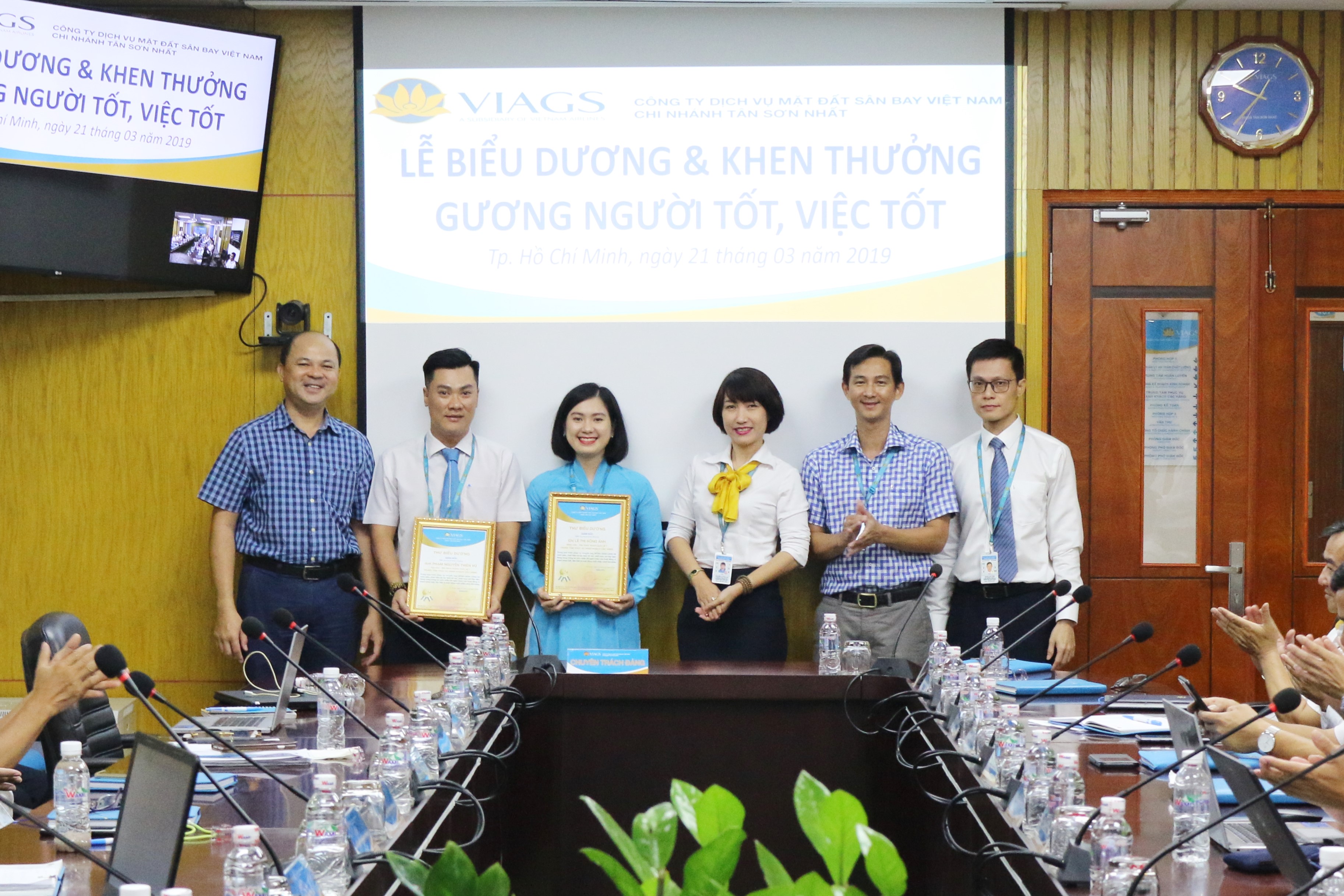 CBNV VIAGS TSN PHÁT HIỆN HAI ĐỐI TƯỢNG KHÁCH NƯỚC NGOÀI SỬ DỤNG GIẤY TỜ DU LỊCH GIẢ XUẤT CẢNH