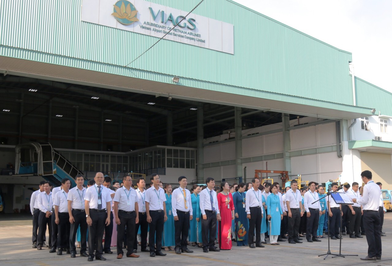 VIAGS TSN TỔ CHỨC LỄ CHÀO CỜ THÁNG 5 VÀ VINH DANH CÁ NHÂN - TẬP THỂ XUẤT SẮC THÁNG 4/2019