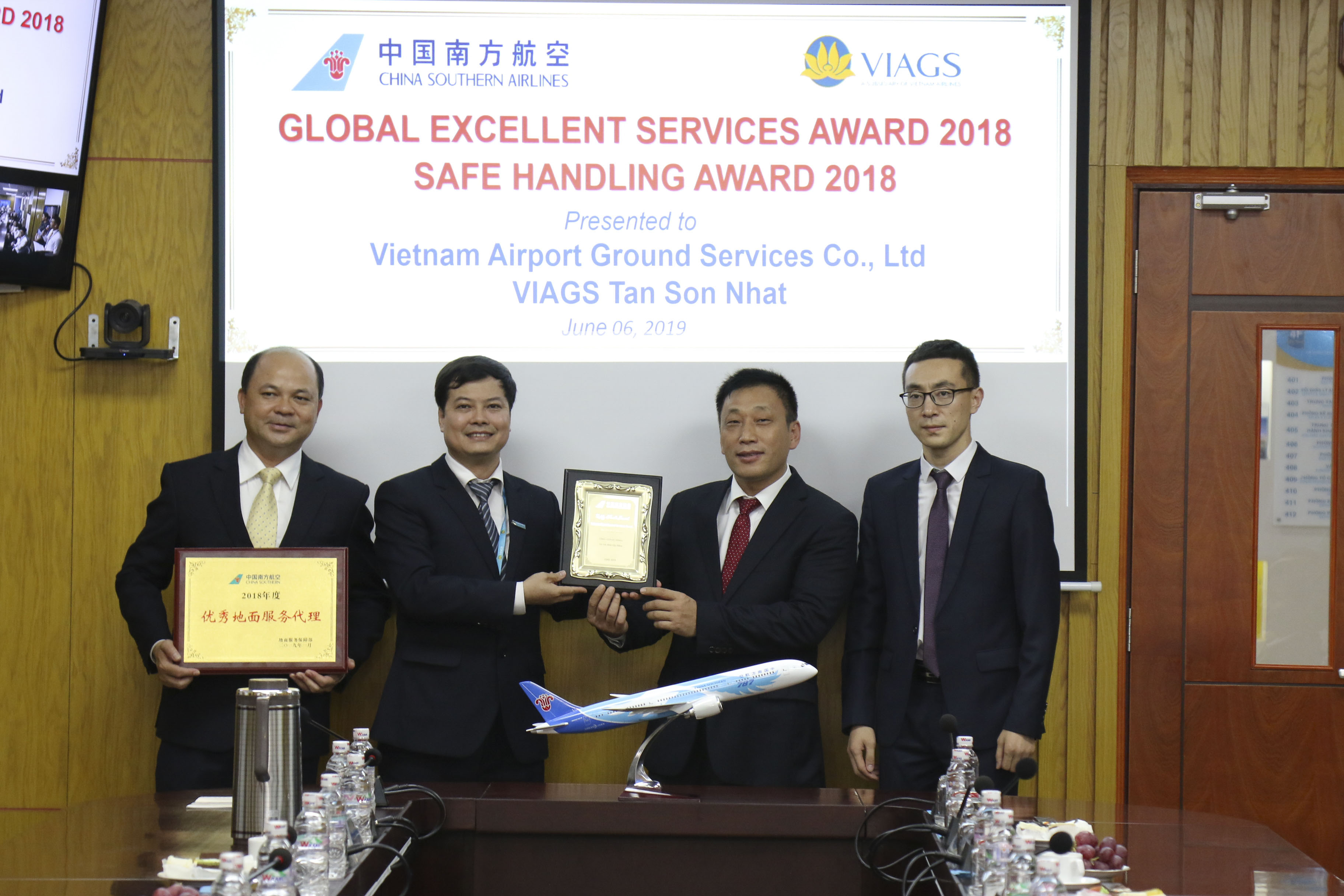 VIAGS Tan Son Nhat continues to achieve 2 awards of GLOBAL EXCELLENT SERVICE AWARD and SAFE HANDLING AWARD 2018 of the 4-star airline - China Southern Airlines