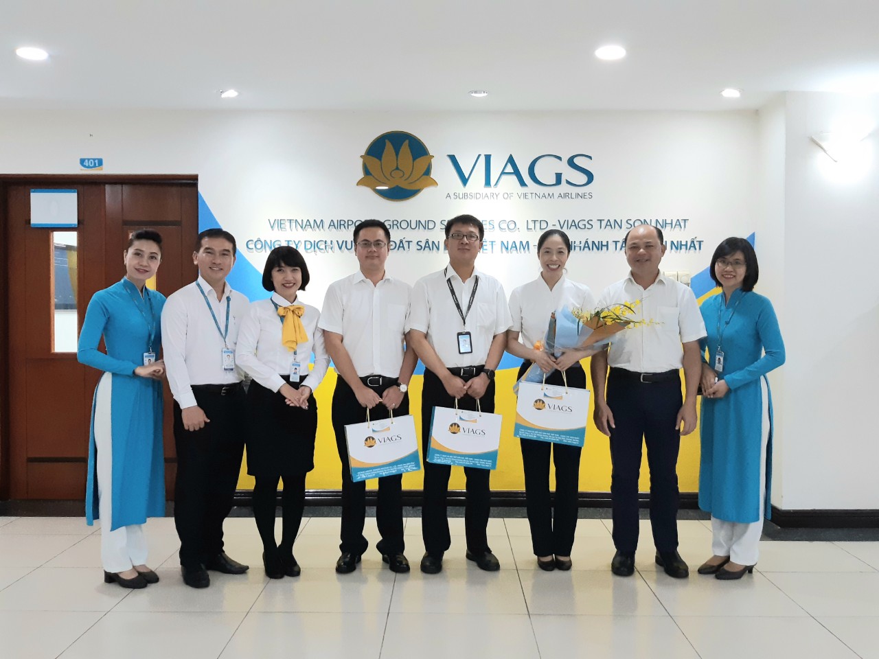 VIAGS TAN SON NHAT WELCOMED THE REPRESENTATIVES OF CHINA SOUTHERN AIRLINES