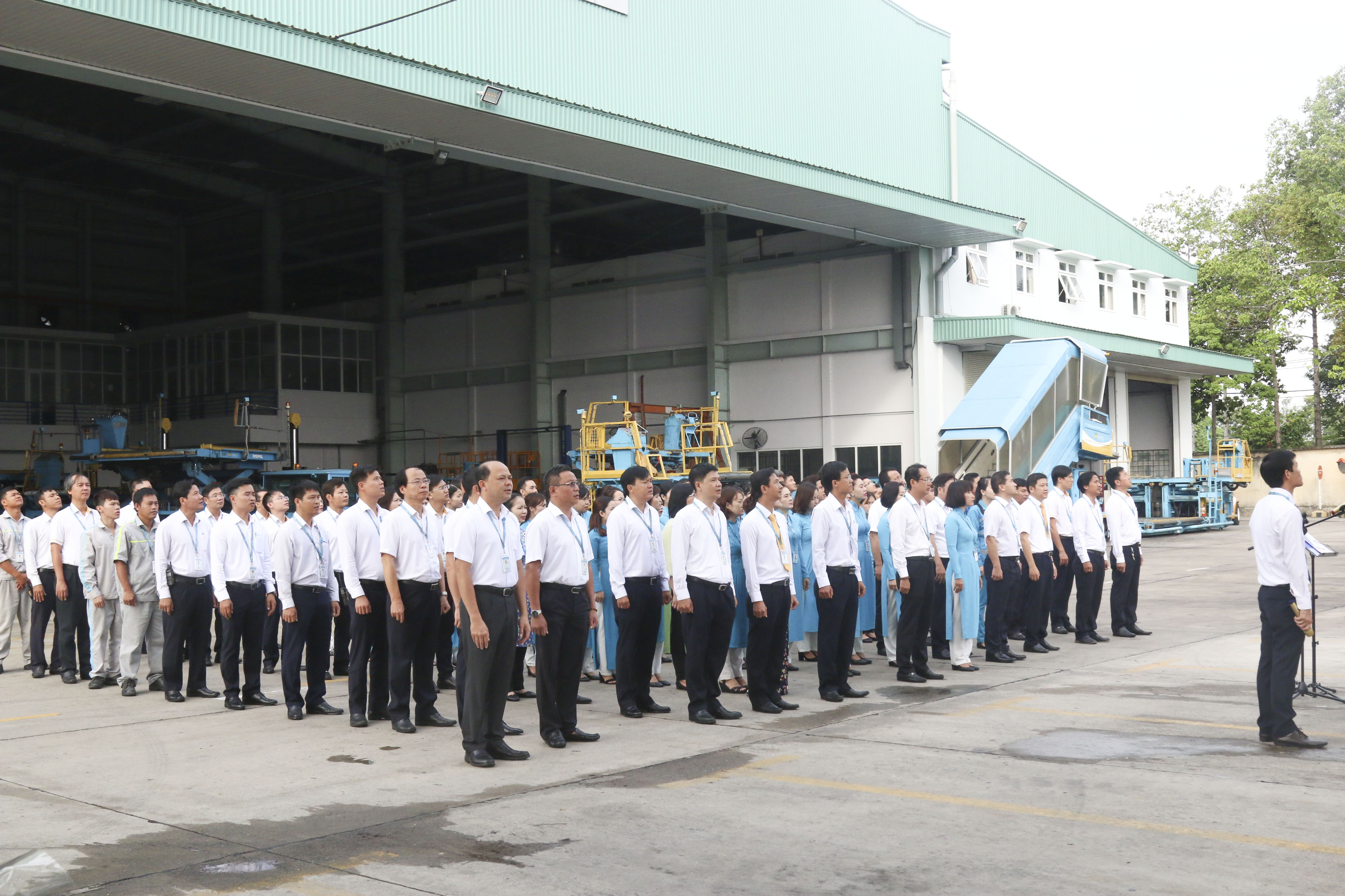 VIAGS TAN SON NHAT ORGANIZED THE FLAG CEREMONY OF JULY AND PRAISED EXCELLENT INDIVIDUALS AND COLLECTIVES IN JUNE 2019