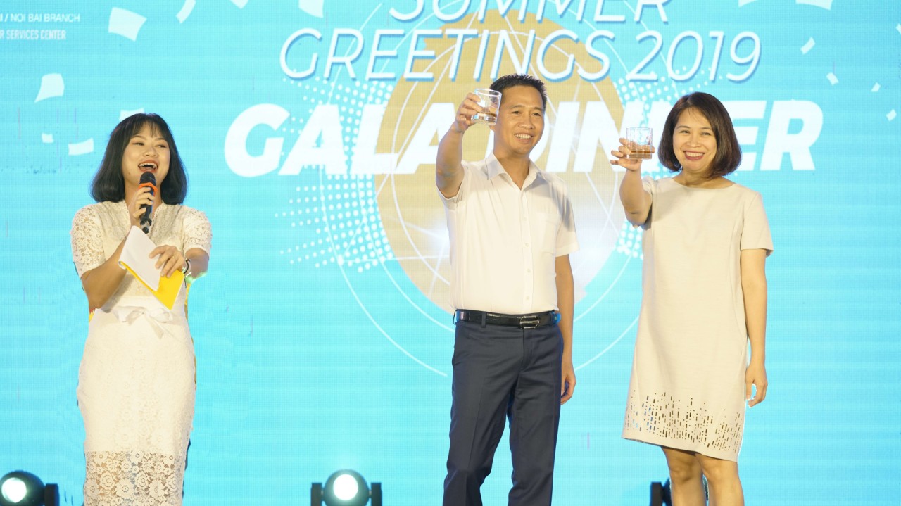 VIAGS NOI BAI HELD GALA DINNER SUMMER GREETINGS WITH AIRLINES CUSTOMERS