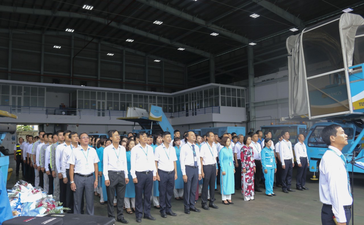 VIAGS TAN SON NHAT HELD FLAG CEREMONY IN SEPTEMBER