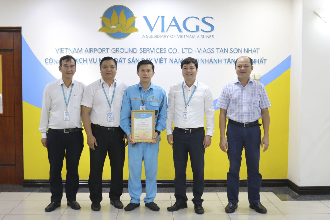VIAGS Tan Son Nhat celebrated and rewarded the good people with good works