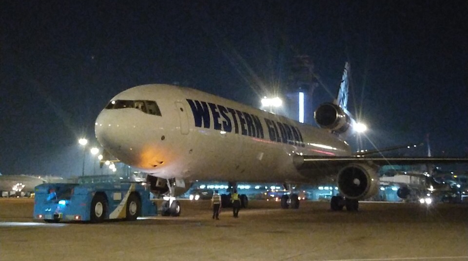 VIAGS TAN SON NHAT WELCOMED THE FIRST CARGO FLIGHT OF EMIRATES AIRLINES EXPLOITING AIRCRAFT MD-11