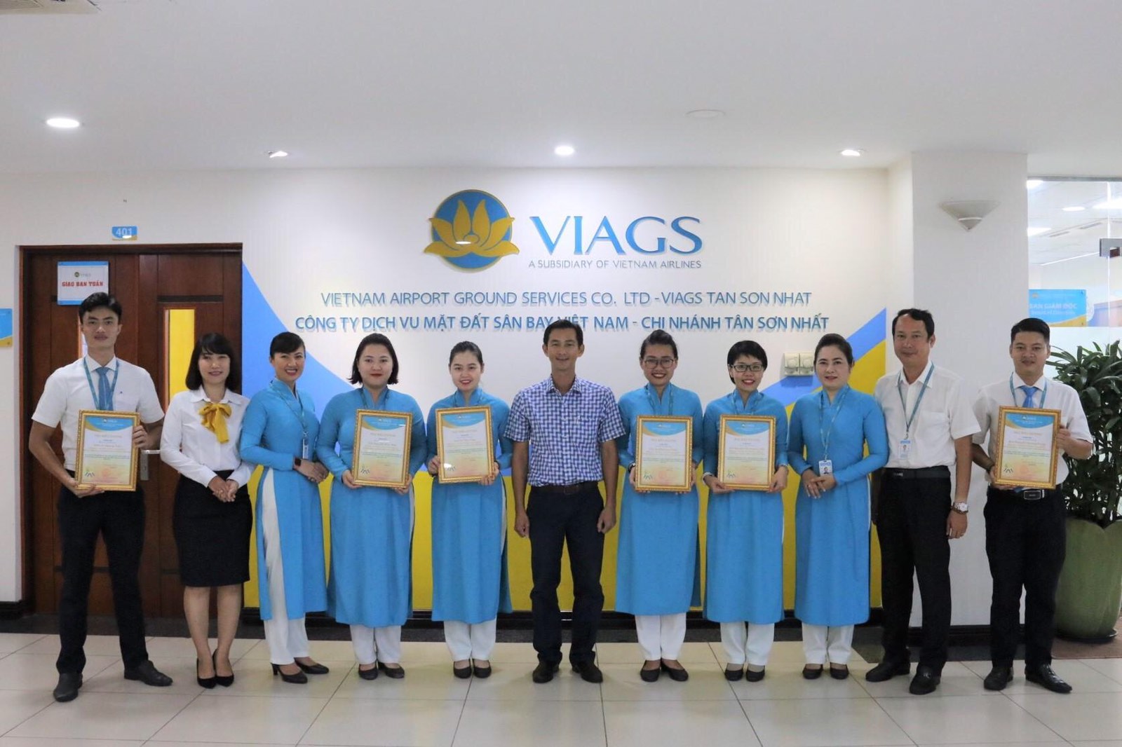 VIAGS TAN SON NHAT ORGANIZED THE HONORING AND COMMENDATION OF INDIVIDUALS WITH ACHIEVEMENTS IN DETECTED, PREVENTED PASSENGERS ON ILLEGAL EXIT
