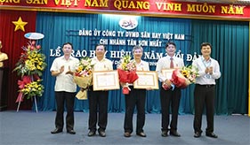 LỄ TRAO TẶNG HUY HIỆU 30 NĂM TUỔI ĐẢNG CHO ĐẢNG VIÊN THUỘC ĐẢNG BỘ CÔNG TY DỊCH VỤ MẶT ĐẤT SÂN BAY VIỆT NAM – CHI NHÁNH TÂN SƠN NHẤT