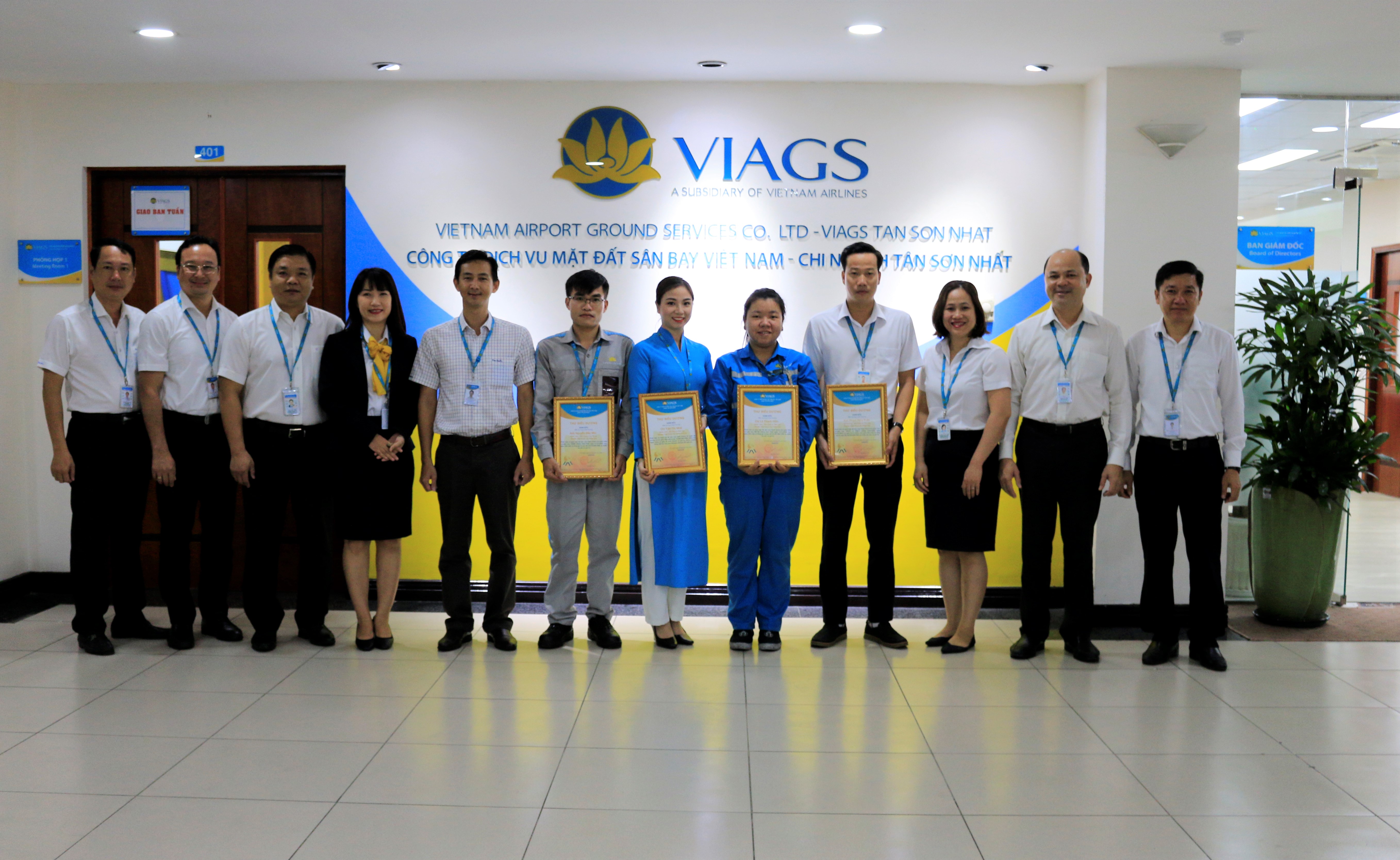 VIAGS TÂN SƠN NHẤT TUYÊN DƯƠNG KHEN THƯỞNG 4 CÁ NHÂN TRAO TRẢ TÀI SẢN TRỊ GIÁ HƠN 160 TRIỆU ĐỒNG CHO HÀNH KHÁCH