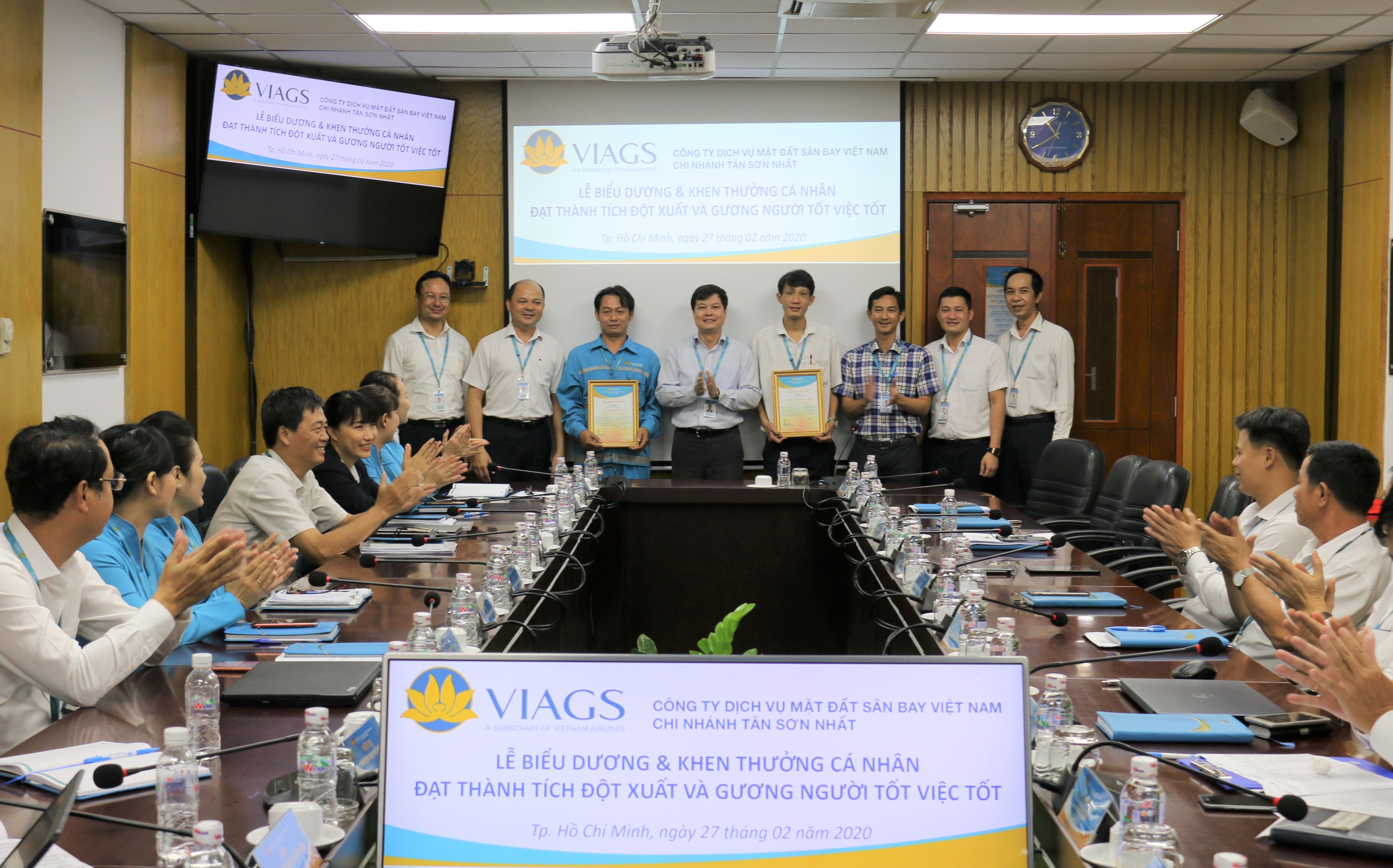 VIAGS TÂN SƠN NHẤT BIỂU DƯƠNG KHEN THƯỞNG HAI CÁ NHÂN PHÁT HIỆN VÀ TRẢ LẠI TÀI SẢN GẦN 200 TRIỆU ĐỒNG CHO HÀNH KHÁCH TRÊN CHUYẾN BAY VIETNAM AIRLINES