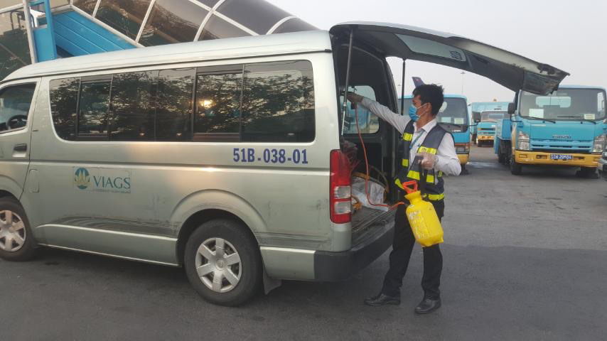 VIAGS TÂN SƠN NHẤT PHUN KHỬ TRÙNG XE CHUYÊN CHỞ PHỤC VỤ BAY