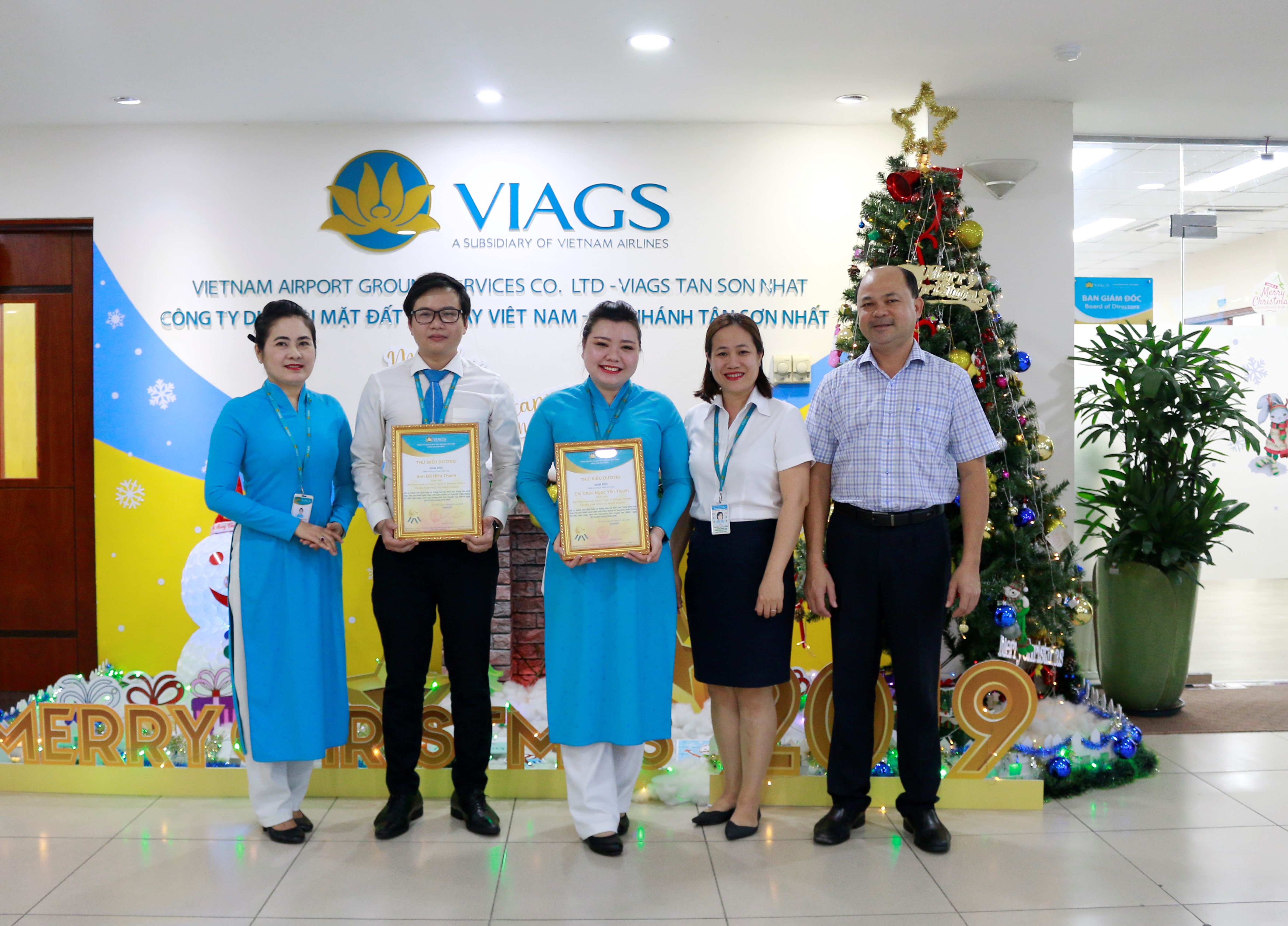 NHÂN VIÊN VIAGS TÂN SƠN NHẤT PHÁT HIỆN VÀ NGĂN CHẶN KỊP THỜI CÁC HÀNH KHÁCH SỬ DỤNG GIẤY TỜ DU LỊCH KHÔNG HỢP LỆ XUẤT CẢNH