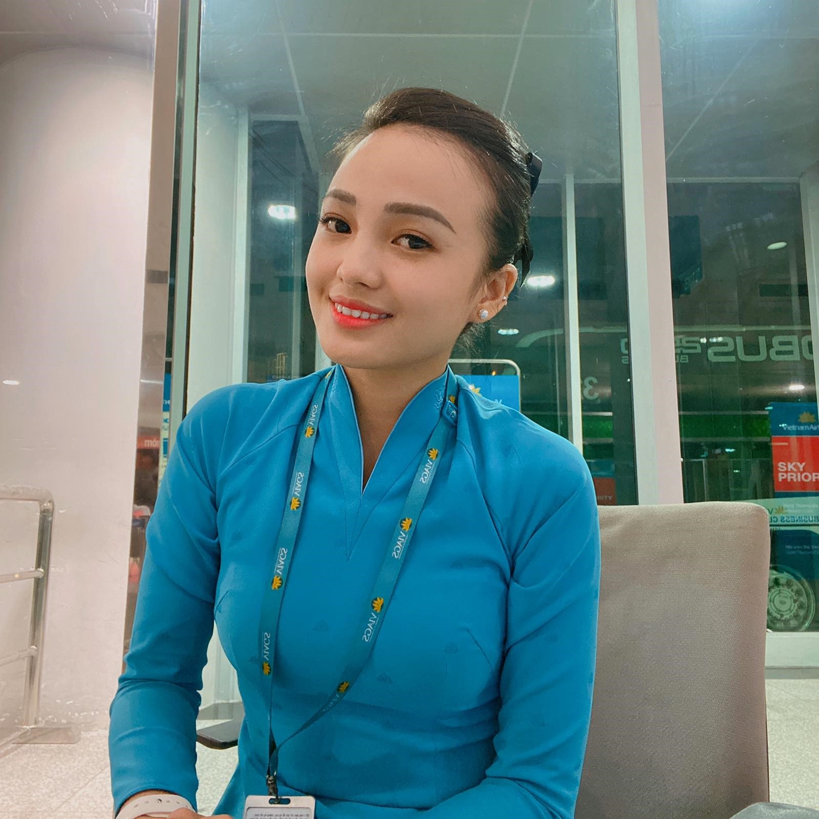 CÔ NHÂN VIÊN PHỤC VỤ HÀNH KHÁCH VỮNG TÂM VƯỢT QUA GIAI ĐOẠN “NGHỈ ĐÔNG”