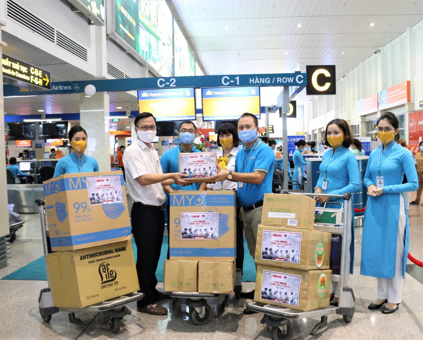 BÁO TUỔI TRẺ TRAO TẶNG BẢO HỘ Y TẾ CHO TUYẾN ĐẦU CHỐNG DỊCH TẠI VIAGS TÂN SƠN NHẤT